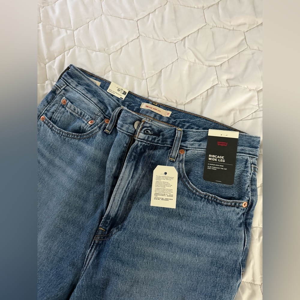 Levi's Ribcage wide leg jeans 31x30 SOLD OUT!